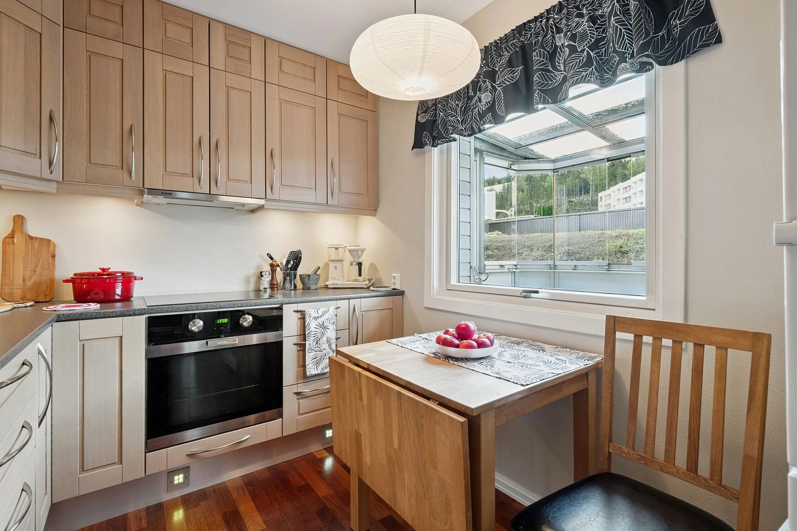 Praktisk planløsning som gjør matlaging enkel og effektiv.