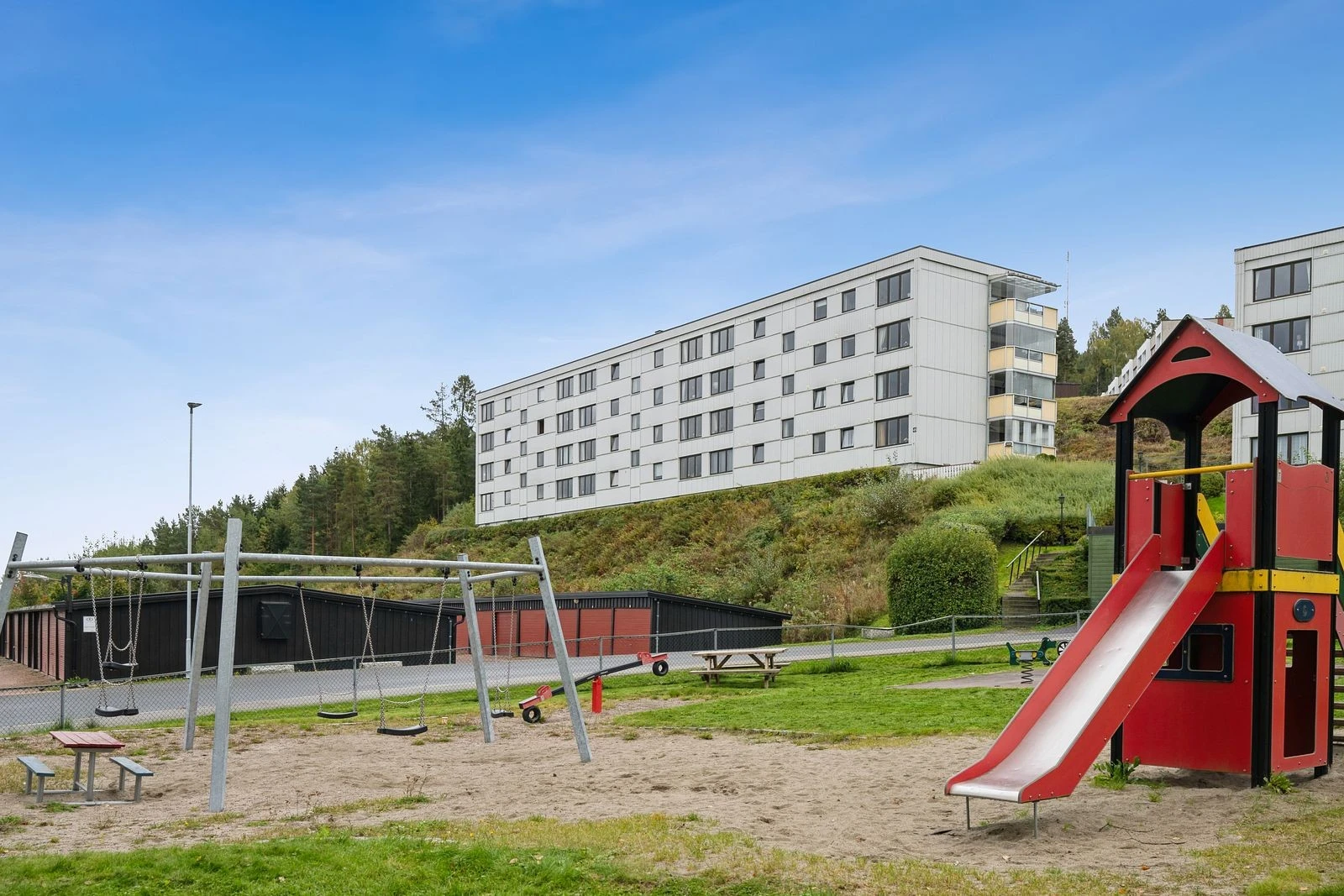 Barnevennlig lekeplass rett i nærheten, et trygt sted for lek og aktivitet i hverdagen.