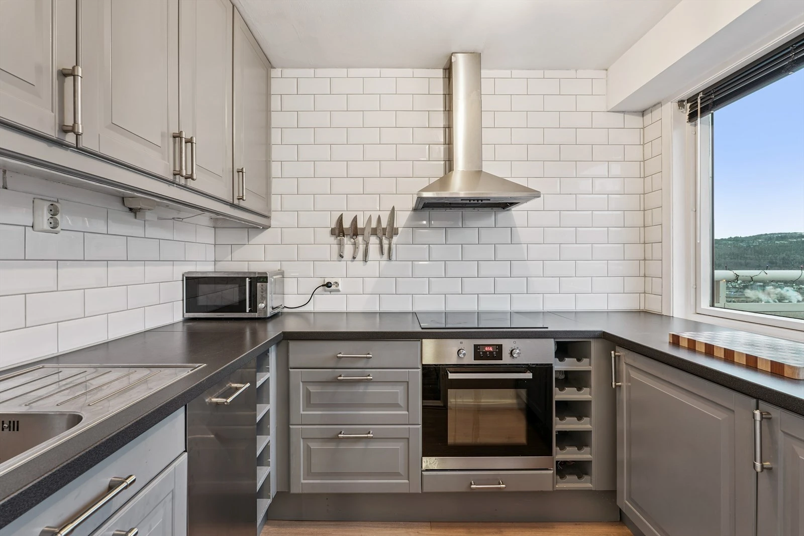 Meget pent og praktisk kjøkken