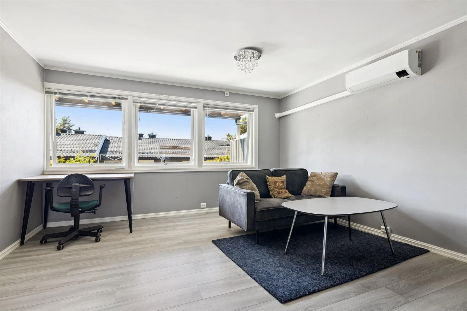 Stuen har store vindusflater som sikrer godt med naturlig lys!