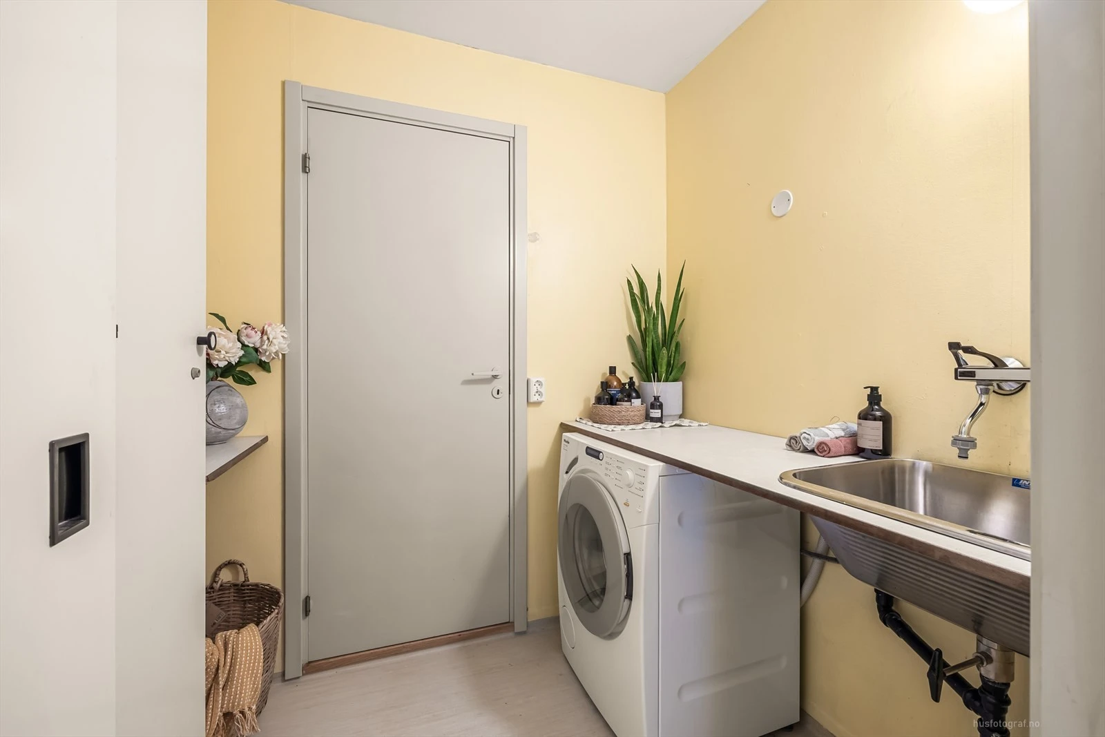 Vaskerom med opplegg for vaskemaskin.