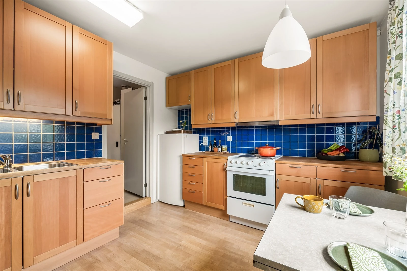 Moderne kjøkken med hvitevarer.