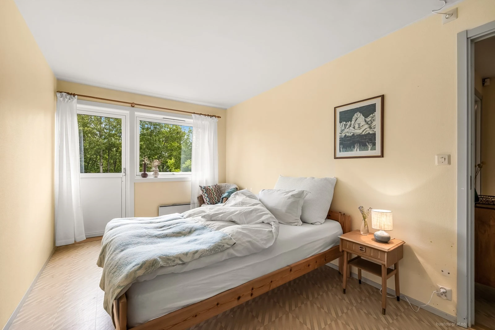 Soverom 1 med god plass til dobbeltseng og nattbord.