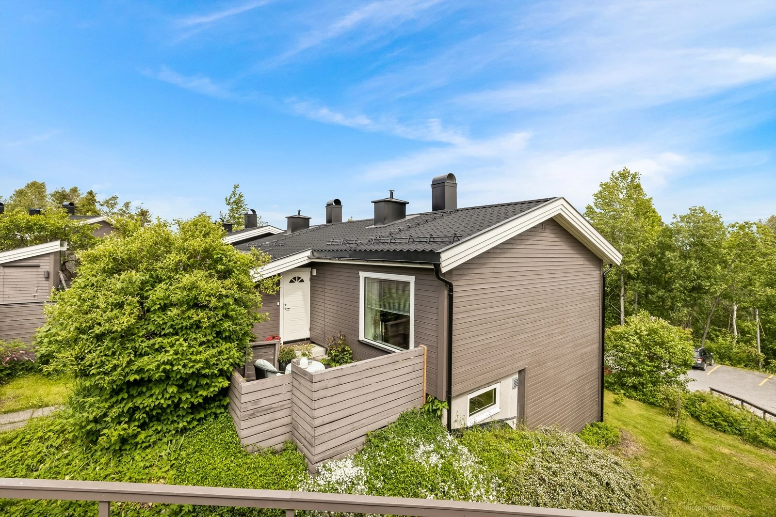 Inngangsparti med kort vei til marka med gode turmuligheter sommer som vinter.