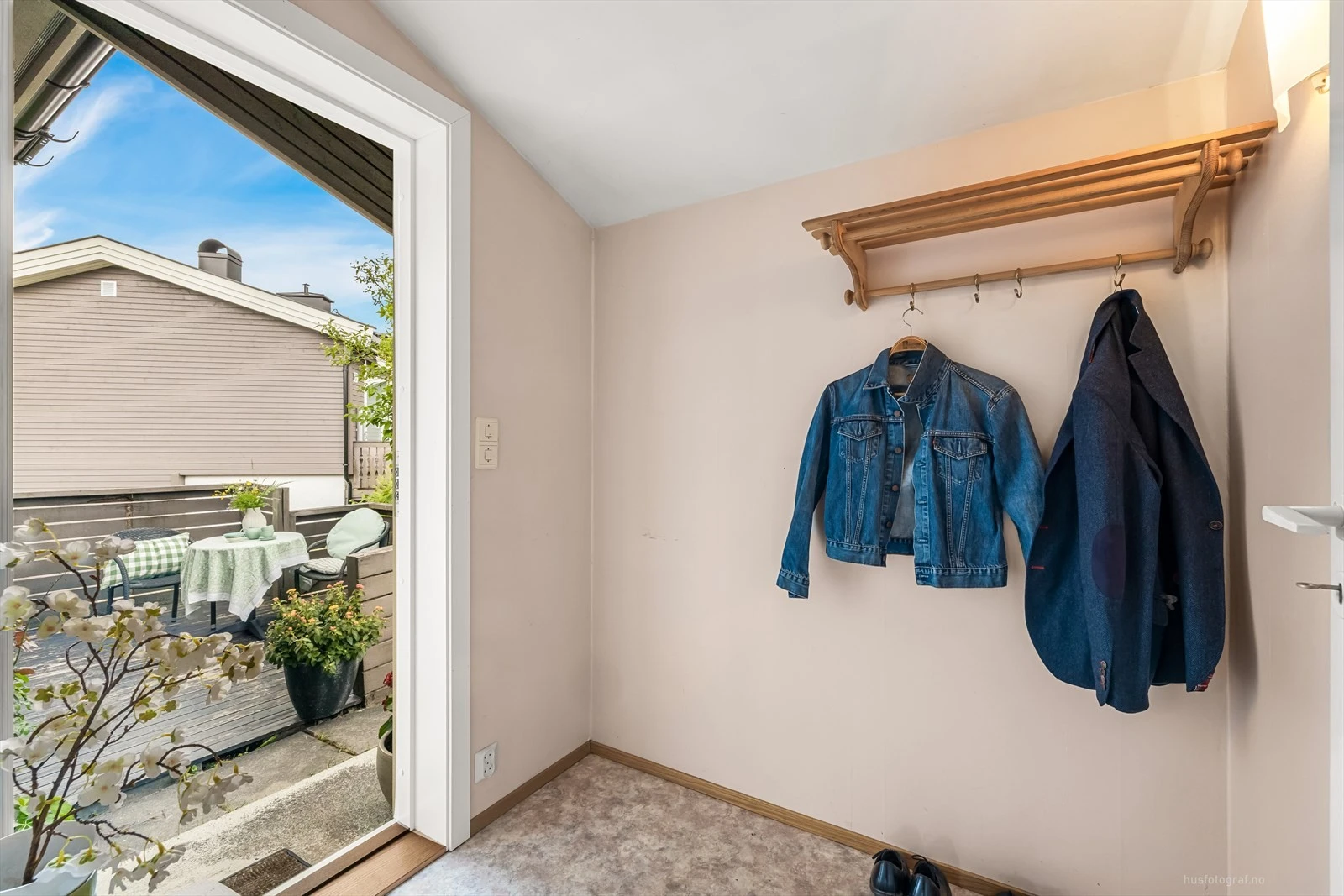 Lys og innbydende entré med plass til yttertøy.