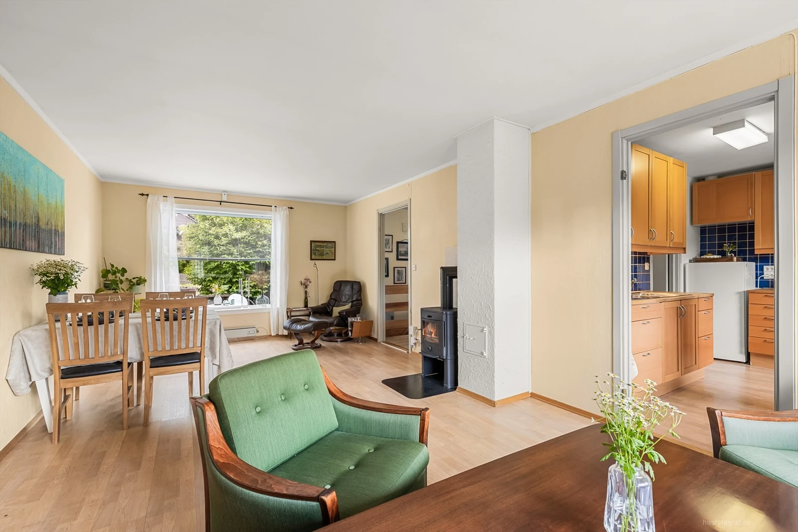 Romslig og åpen stue med god plass til både sofagruppe og spisebord.