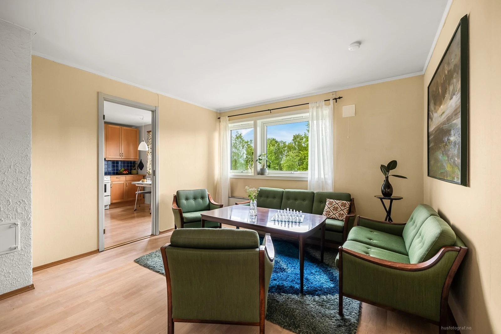 Åpen løsning mellom spisestuen og kjøkkenet.