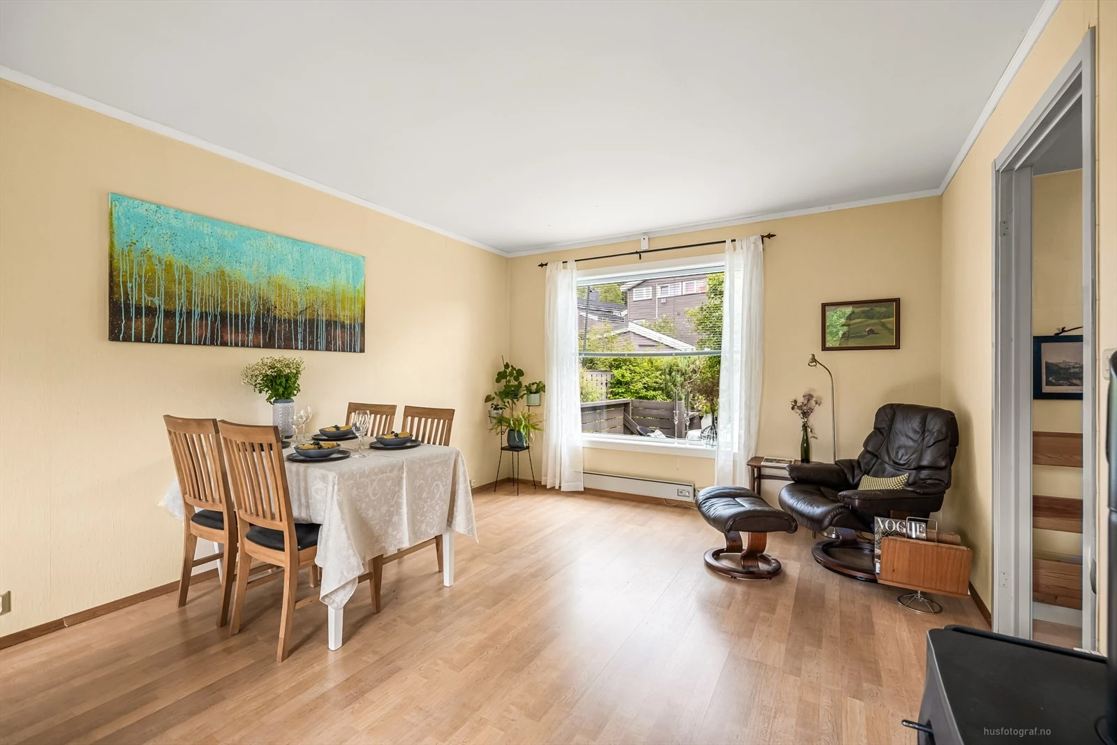 Store vindusflater som gir godt med naturlig lys.