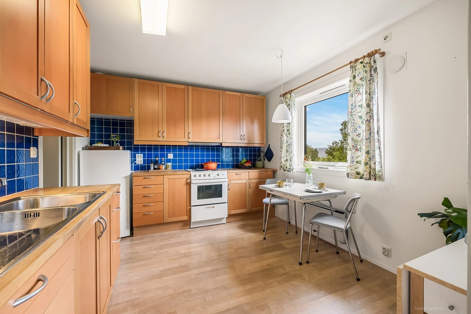 Godt med benke-, skuff- og skapplass på kjøkkenet.