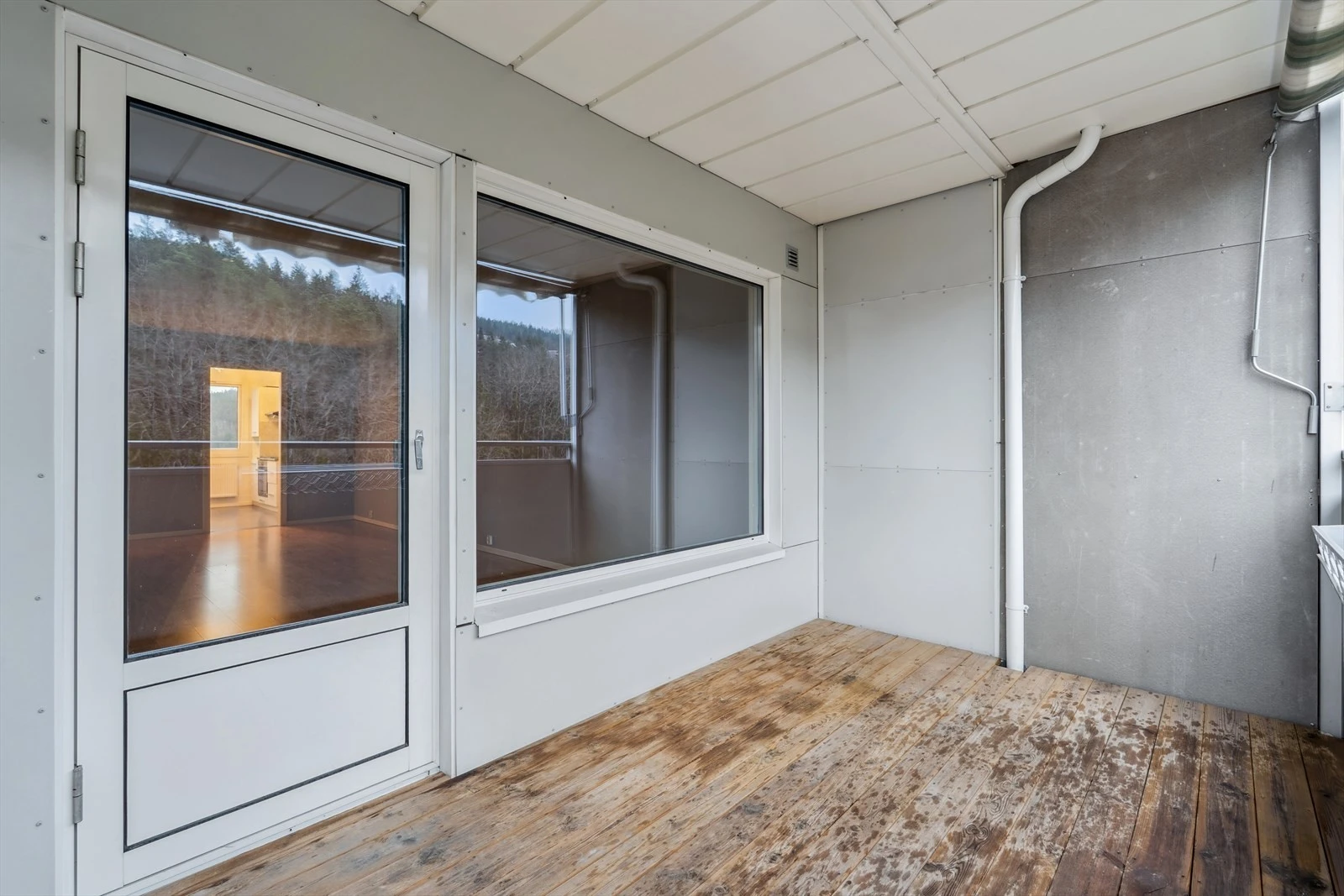 Overbygget og solrik balkong