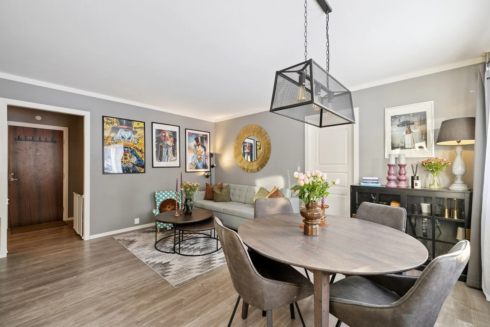 Stor stue med plass til spisegruppe