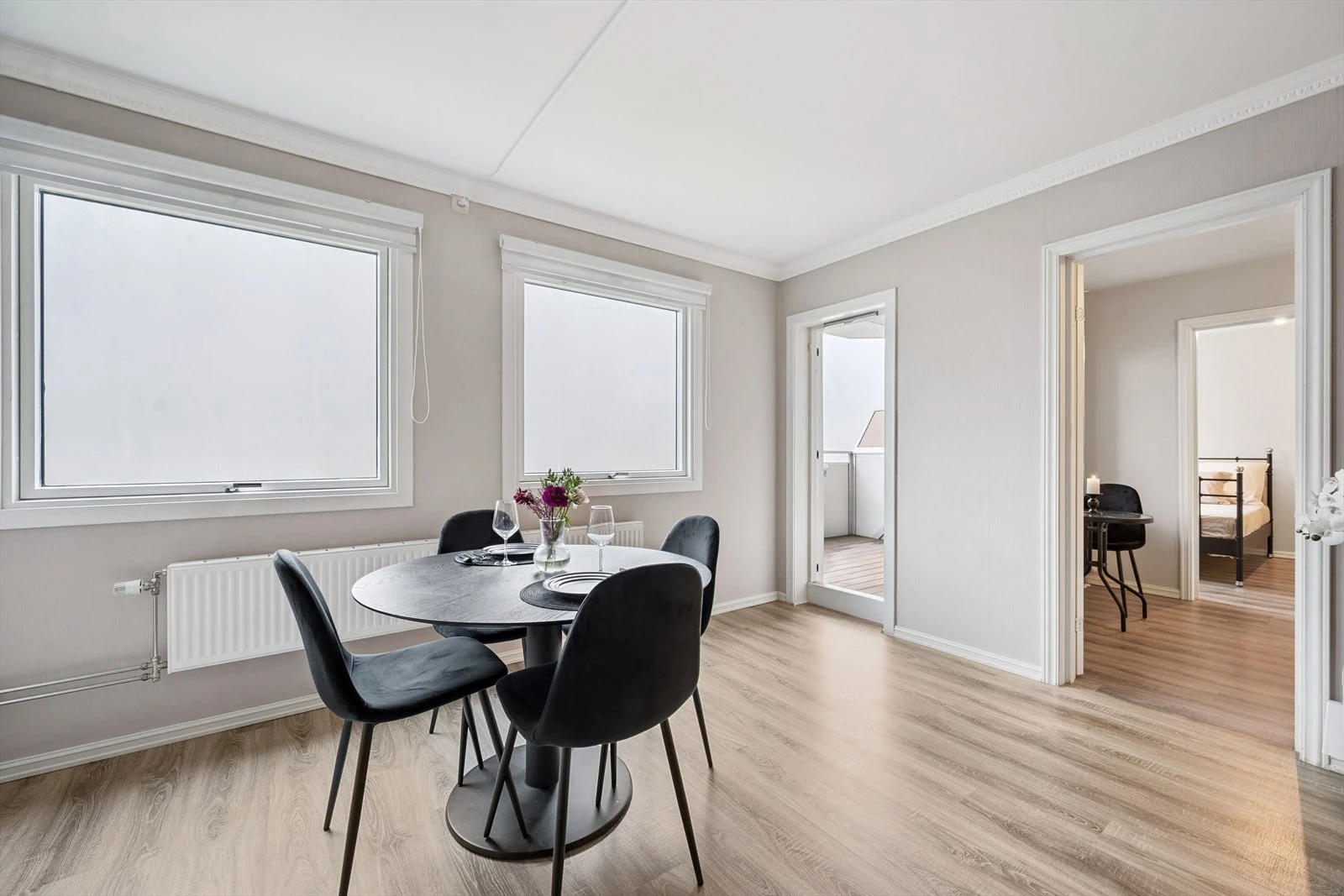 Stue med utgang til balkong og plass til spisegruppe