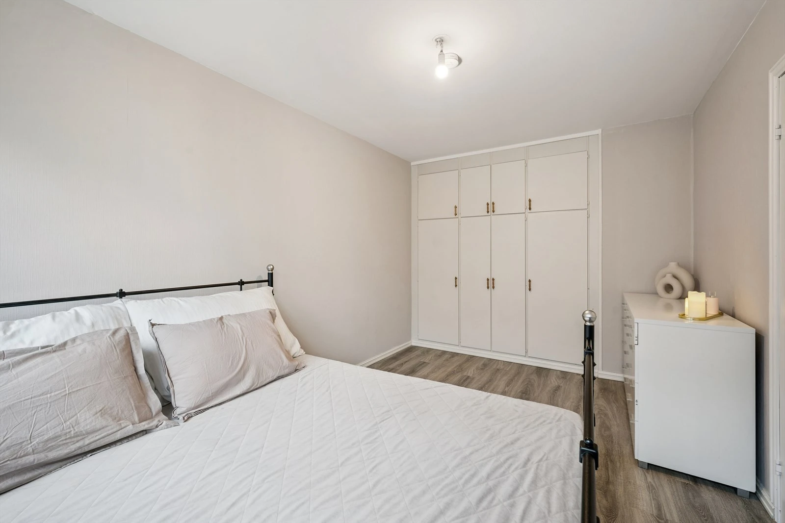 Soverom med originale, store skap