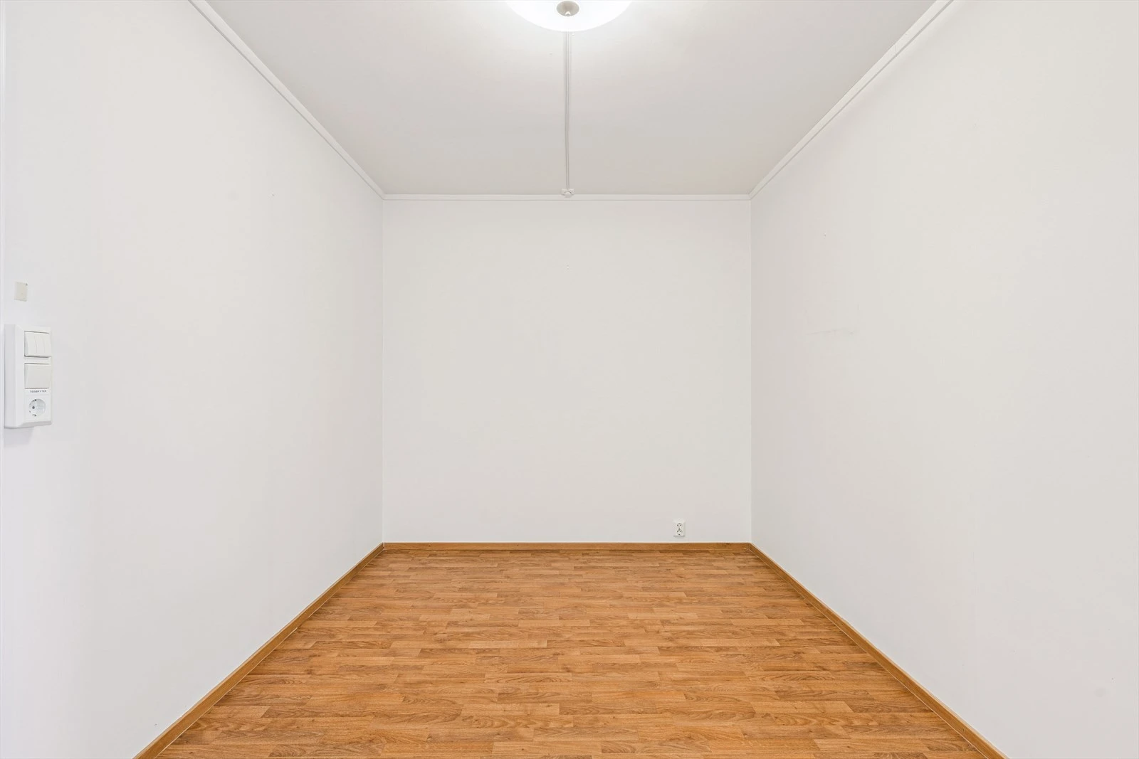 Stor spiseplass på kjøkken