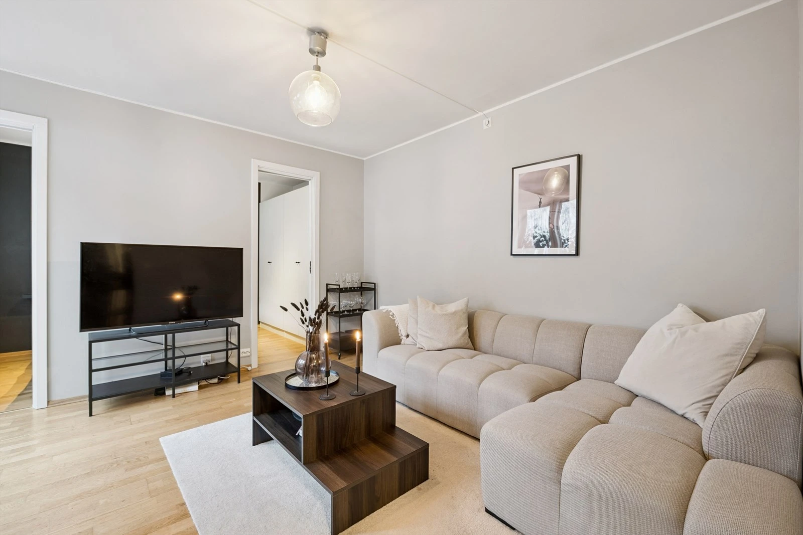 Stue med inngang til soverommene.