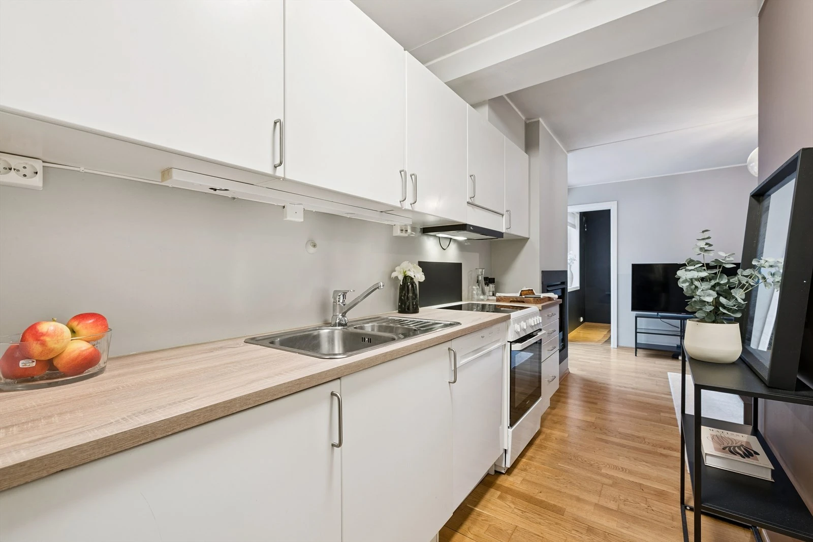 Kjøkken med glatte fronter og benkeplate i laminat.