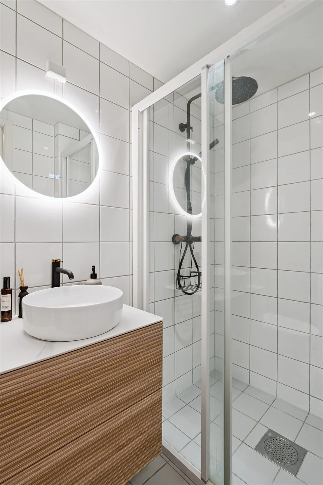 Bad med flislagte vegger og gulv.