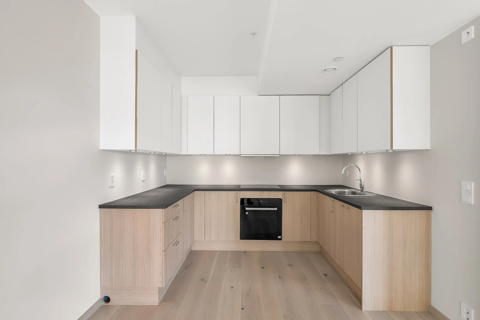 Lekkert kjøkken fra 2024 med god benke-, skuff- og skapplass.