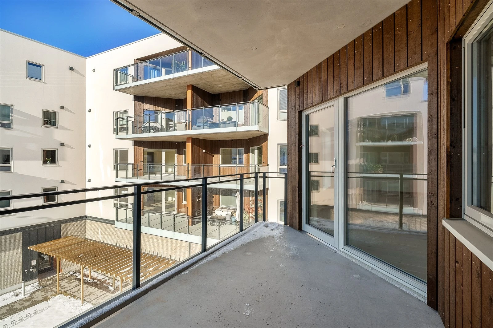 Romslig balkong på 10 kvm - perfekt for avslapning og uteplass med solrike dager.