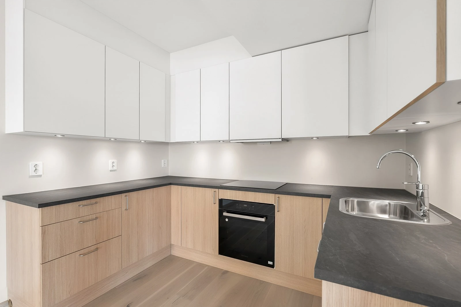 Lys og moderne kjøkken med malte fronter og laminat benkeplate