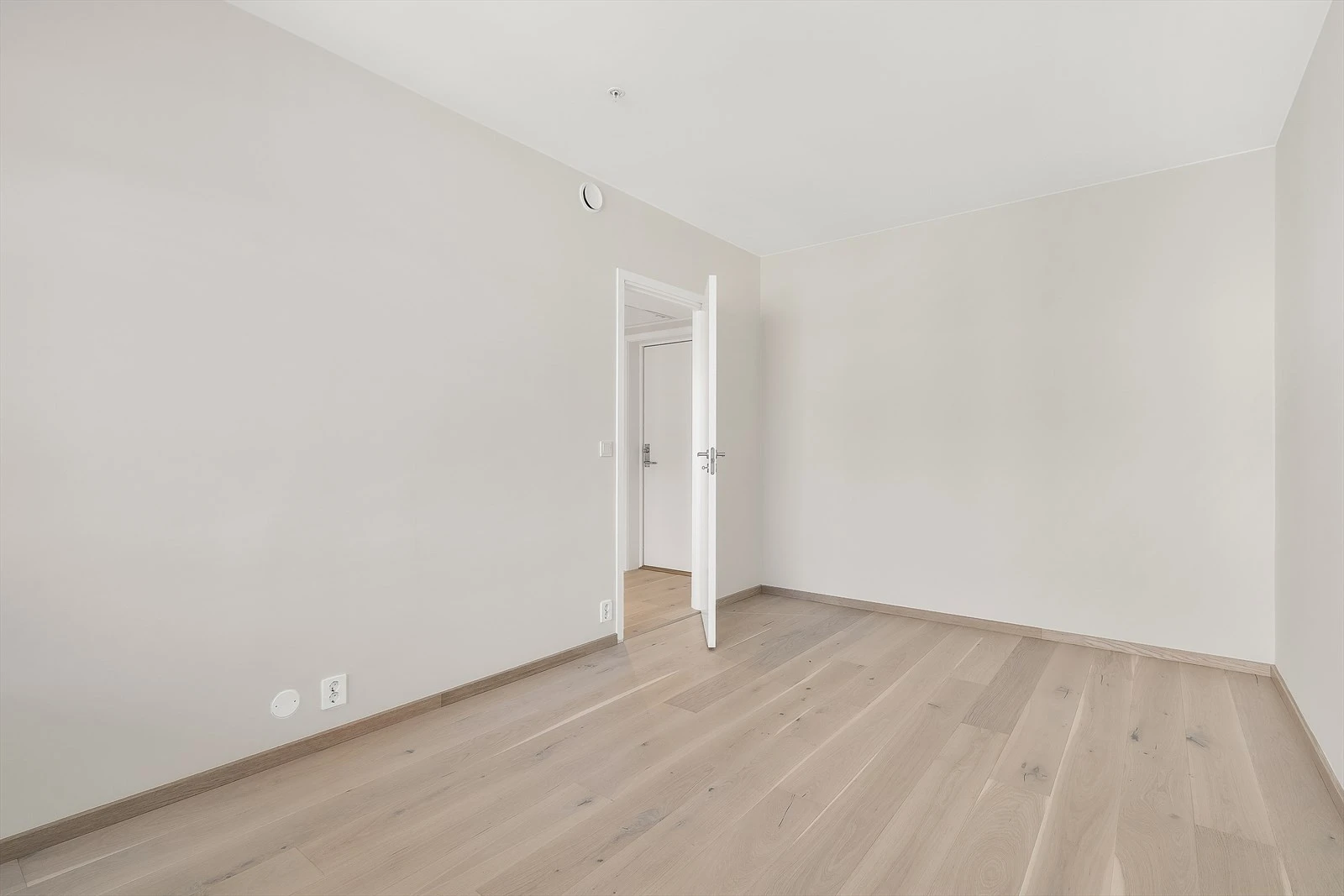 Lyst og romslig soverom med plass til en stor garderobe langs hele veggen for rikelig oppbevaring!