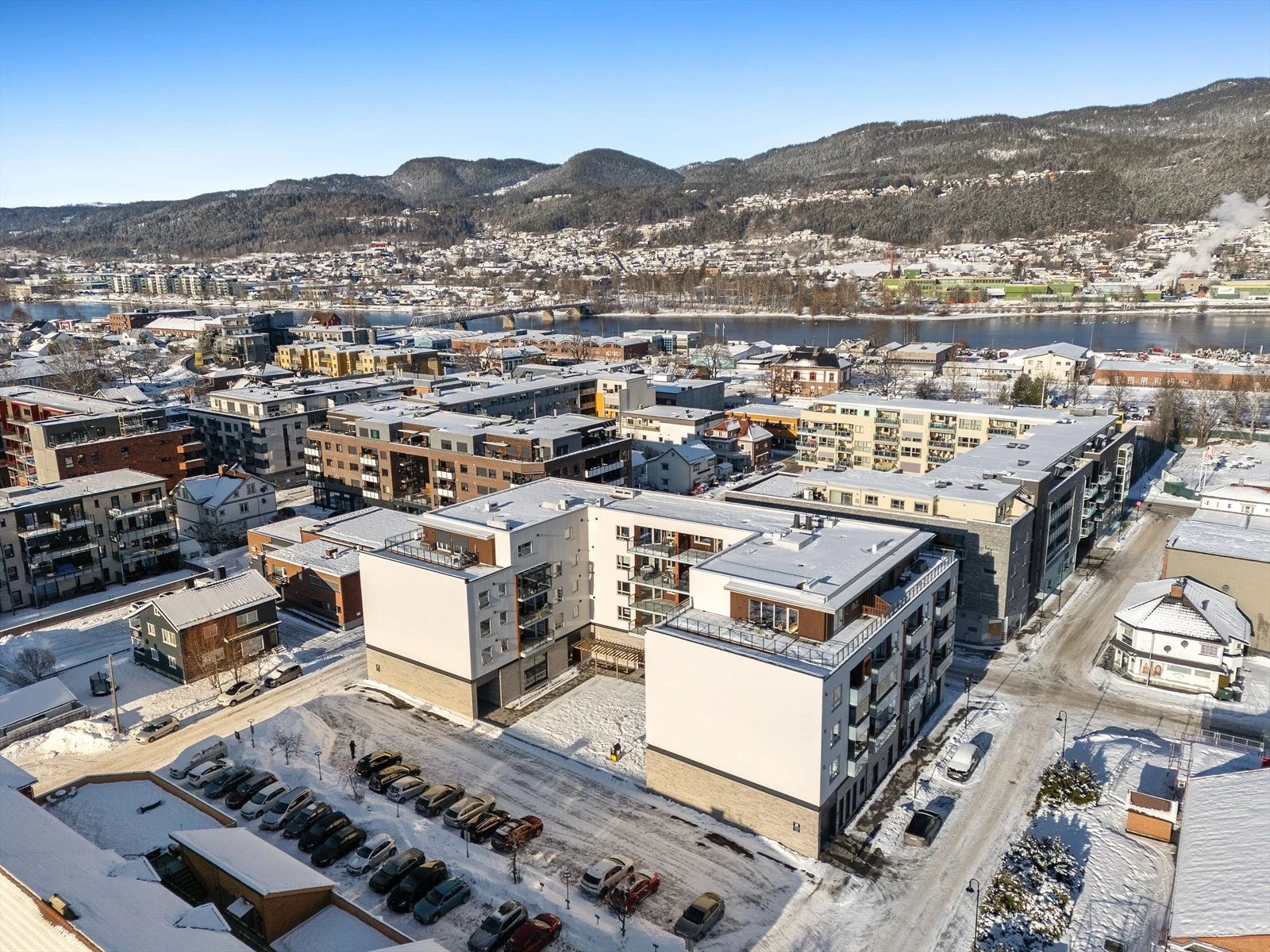 Enkle pendlermuligheter med tog noen få meter fra boligen.