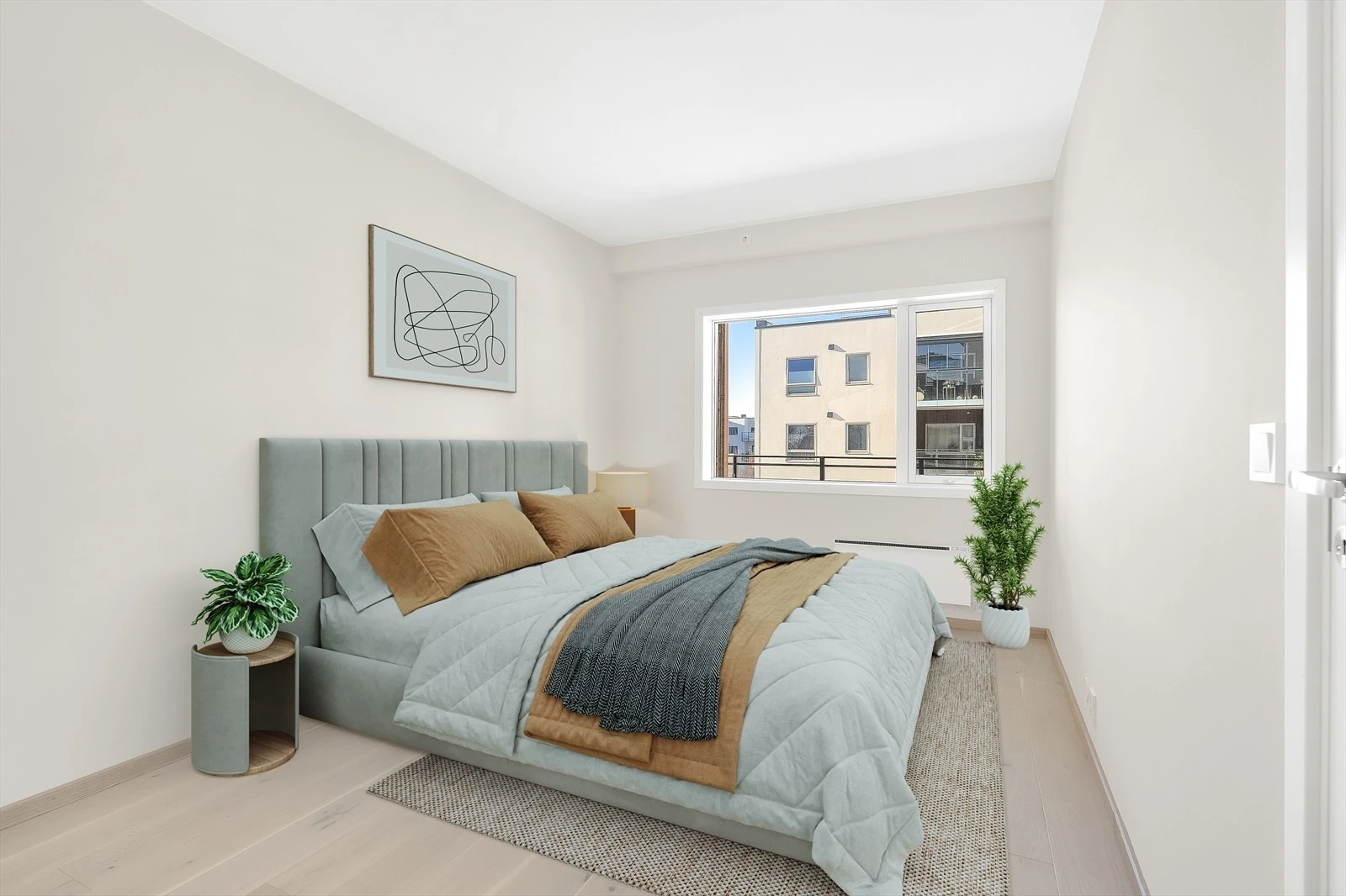 Soverom med god plass til dobbeltseng og stor garderobe.