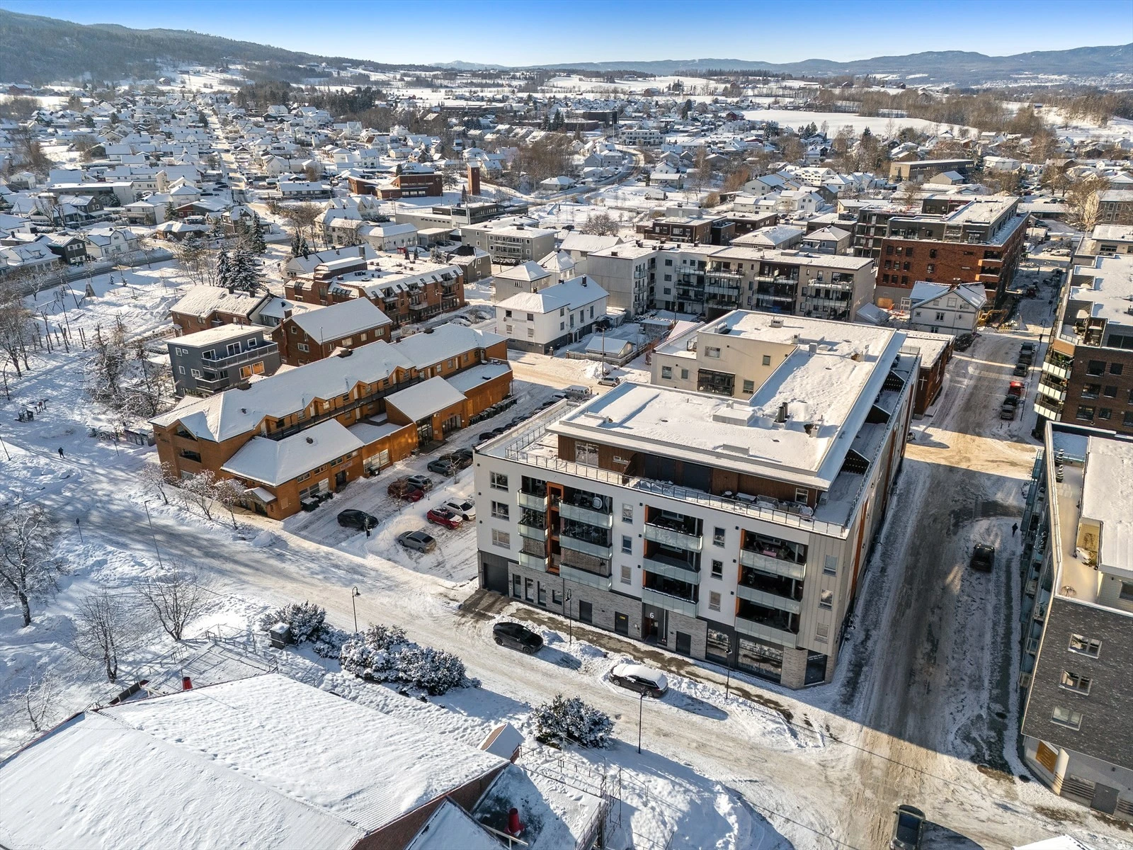 Fra leiligheten er det kort gangavstand til det meste du måtte trenge i hverdagen.