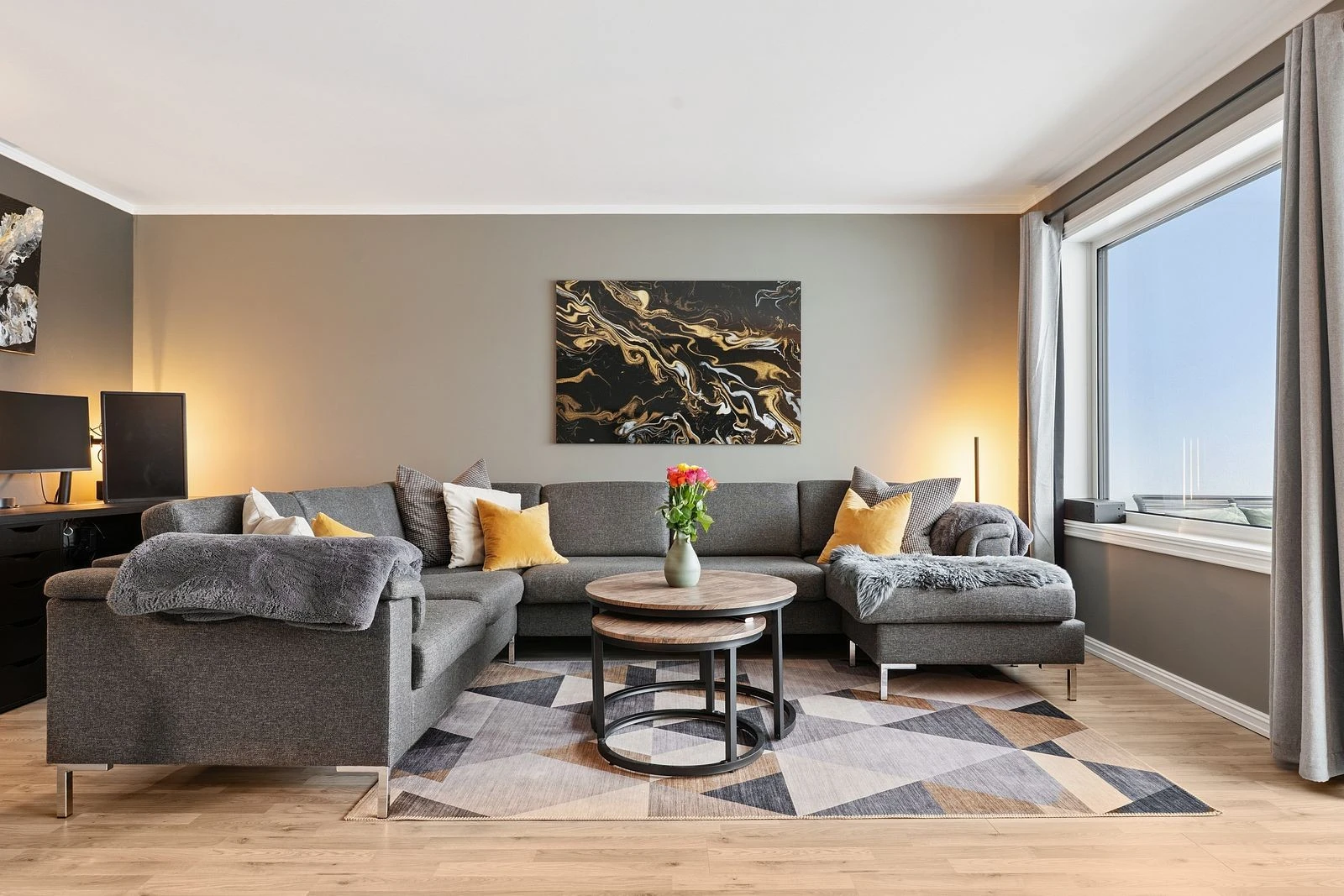 Gode møbleringsmuligheter og rikelig med lysinnslipp!