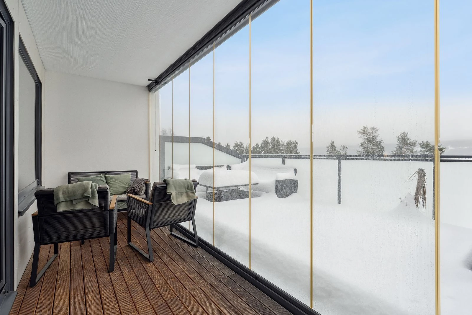 Deler av balkongen er innglasset og fungerer som en forlengelse av stuen sommer som vinter!