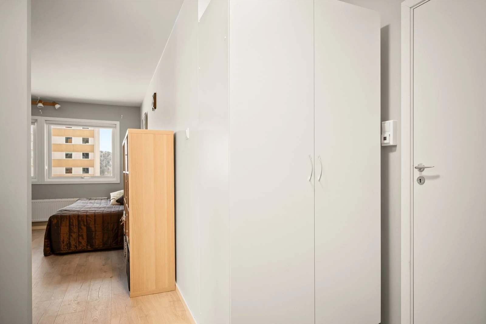 Garderobeskap inngår i handelen!