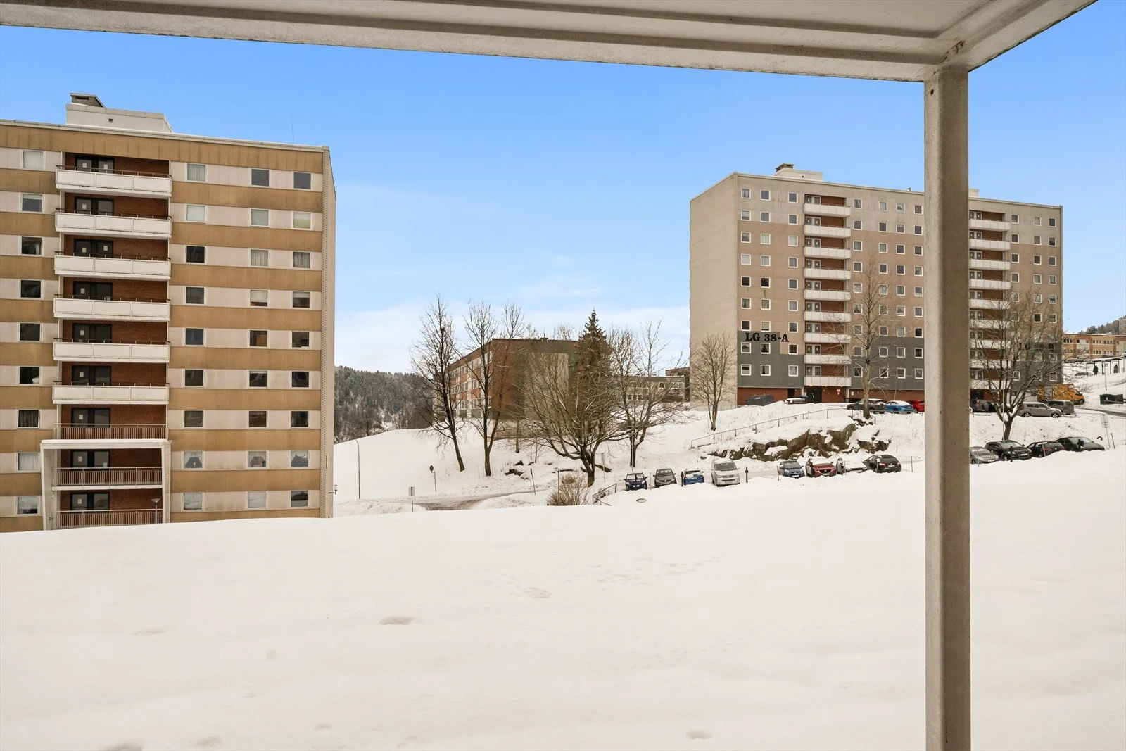 Fjellvang Borettslag ligger i kort gangavstand til skoler, barnehage, dagligvare og kollektivtilbud.