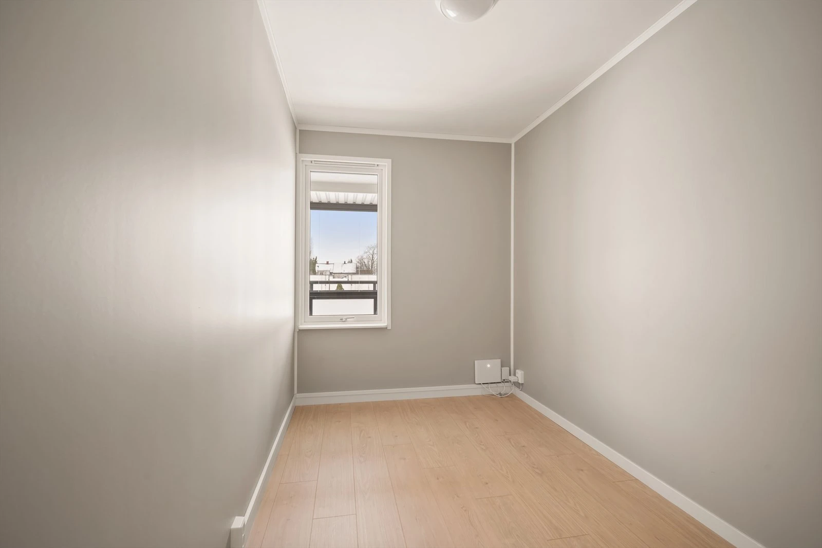 Et romslig og tiltalende ekstra soverom for ulike bruksområder.