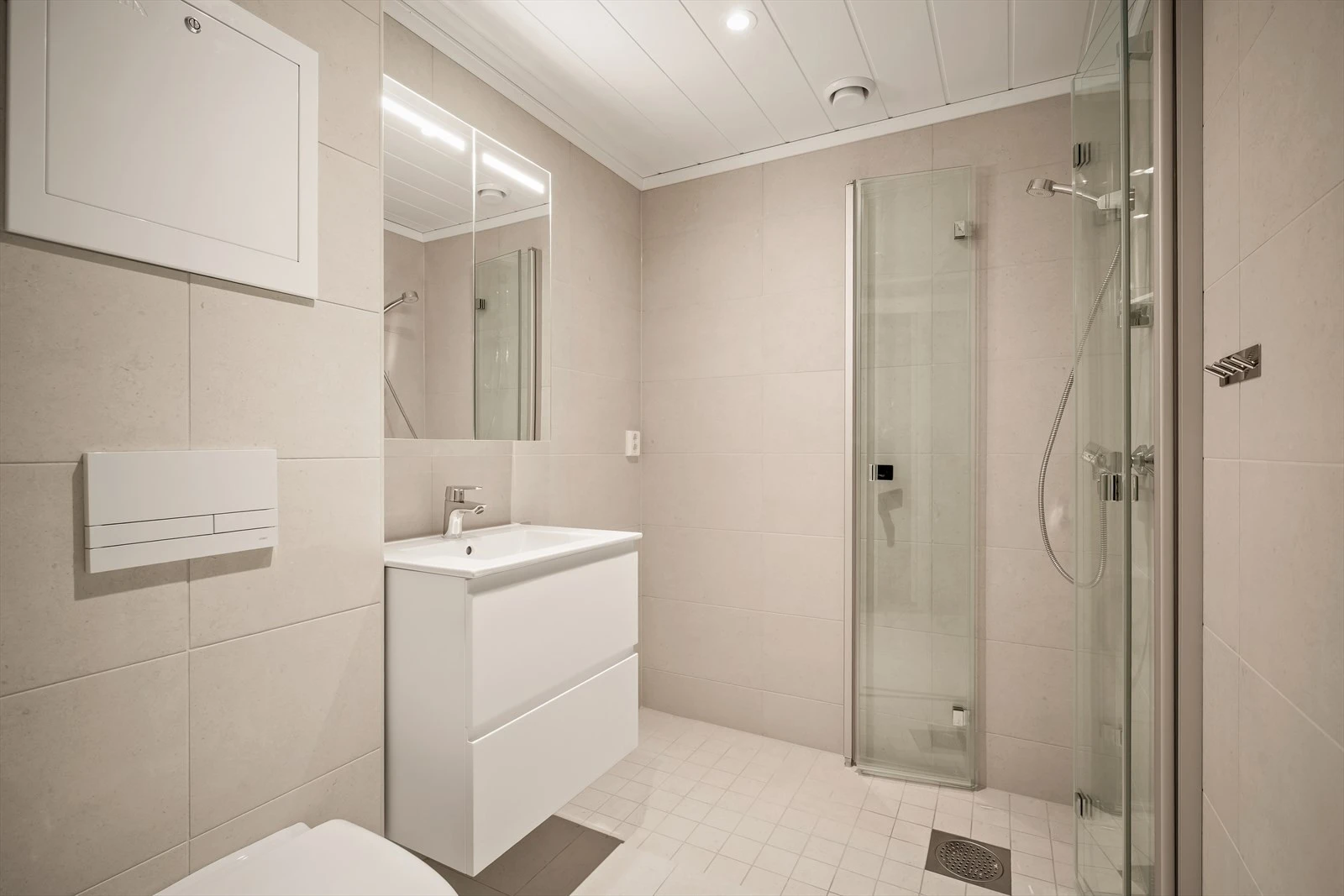 Moderne og oppgradert bad fra 2024-2025, og opplegg for vaskemaskin.