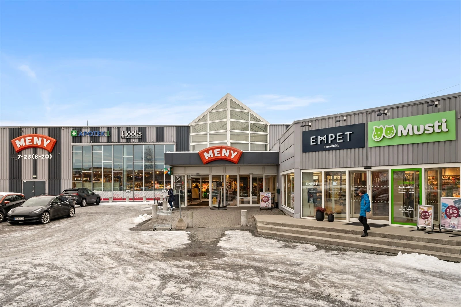 Boligen ligger i et attraktivt område med svært gode servicetilbud. Nærsenteret ligger i gangavstand og tilbyr alt du trenger i hverdagen, inkludert Meny, Apotek1, Hooks, Empet og Musti.