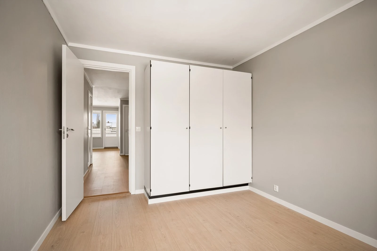 Hovedsoverom med god plass til dobbeltseng og garderobeløsning.