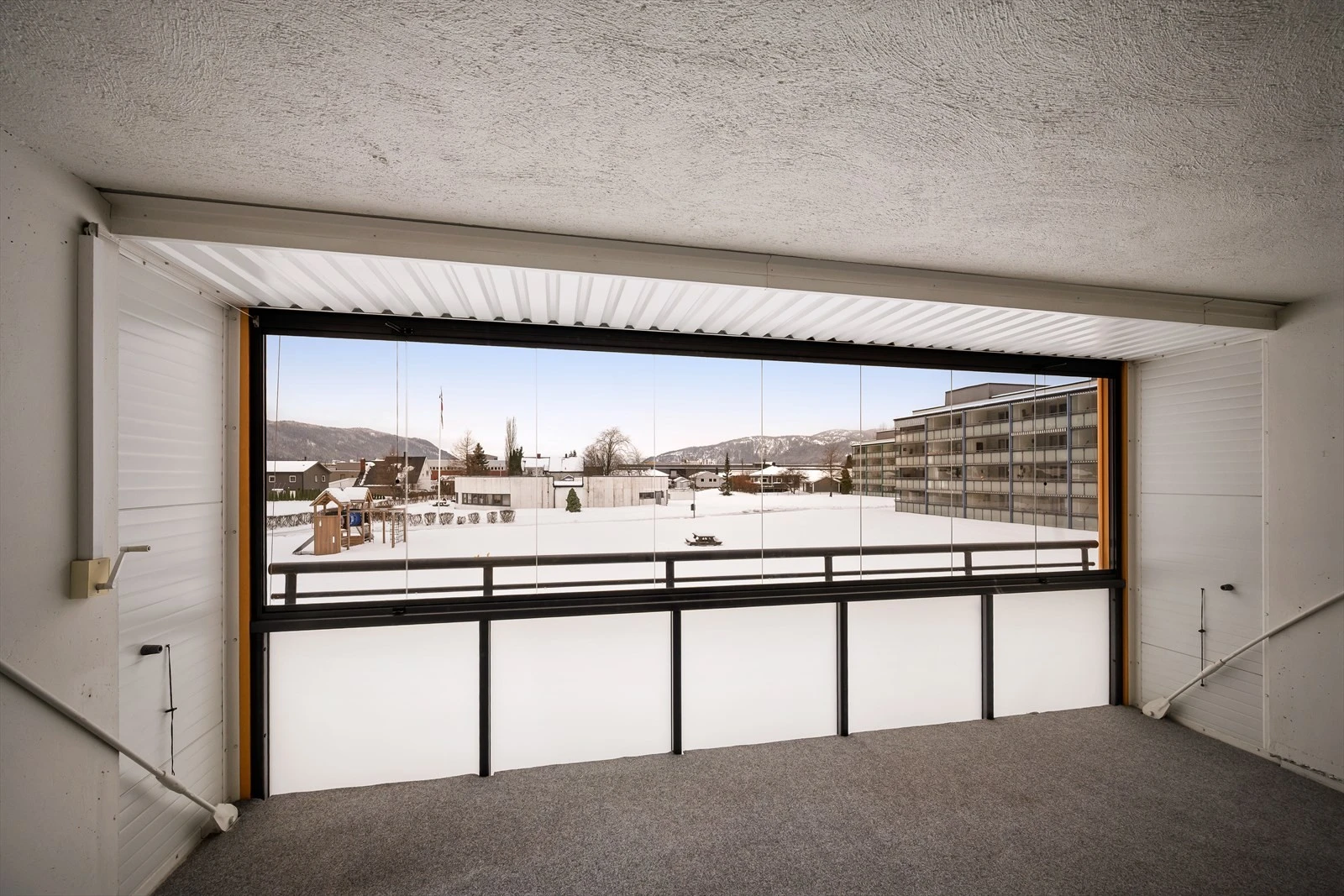 Balkongen fungerer som ekstra oppholdsrom store deler av året.