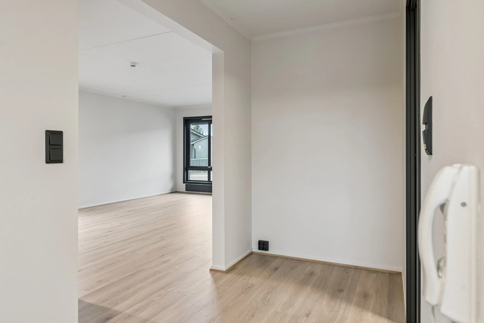 Inngang til stue fra gang.