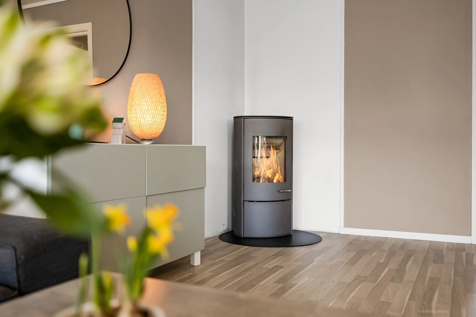 Peisovn plassert i stue som bidrar til en lun atmosfære