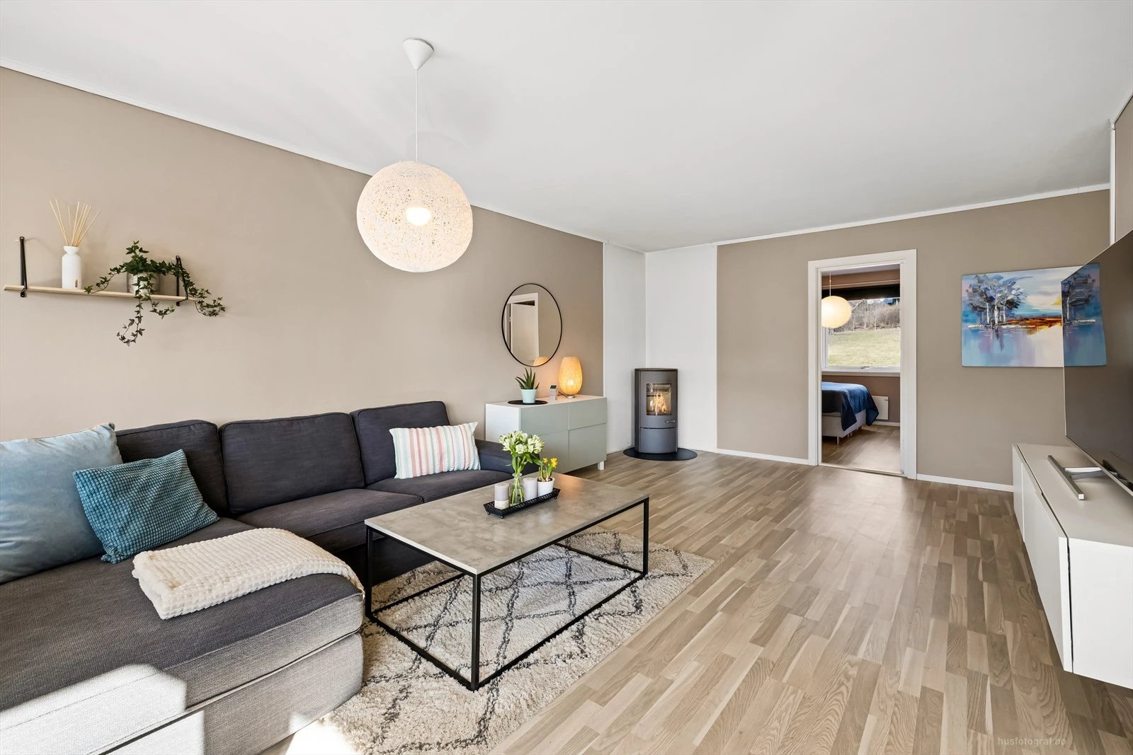 Leiligheten har en peis montert i hjørnet av stuen som varmer godt på kalde vinterdager.