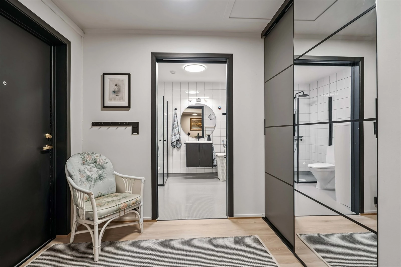 Entré med mye skapplass