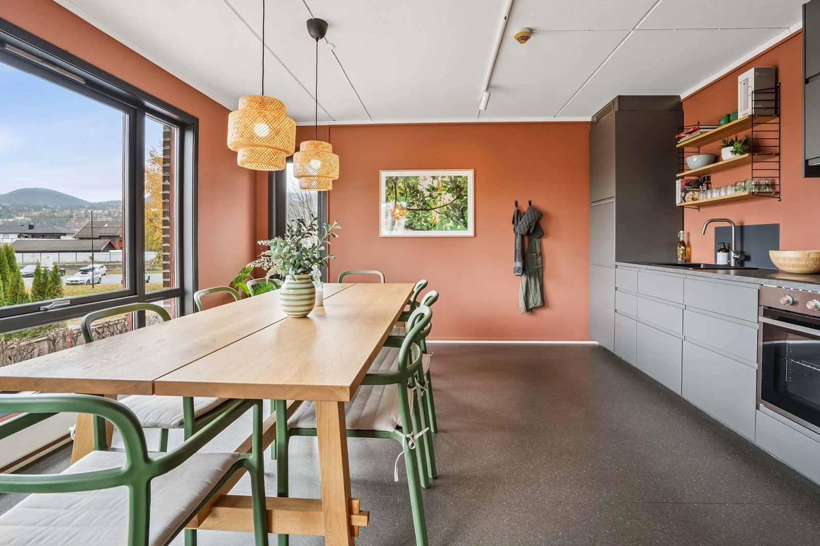 I borettslaget finnes sjarmerende fellesområder til glede for beboerne