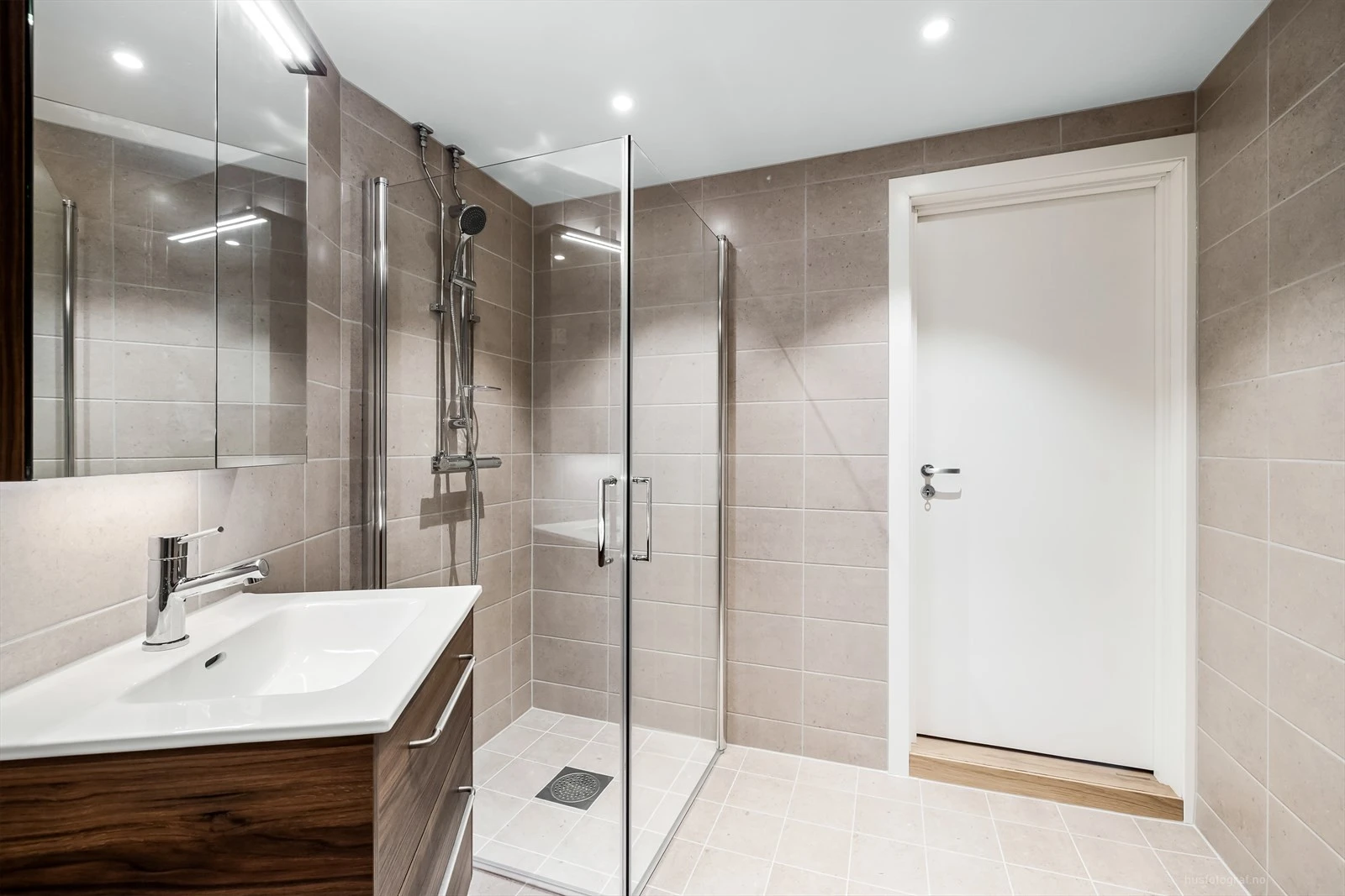 Moderne baderomsinnredning med god plass.