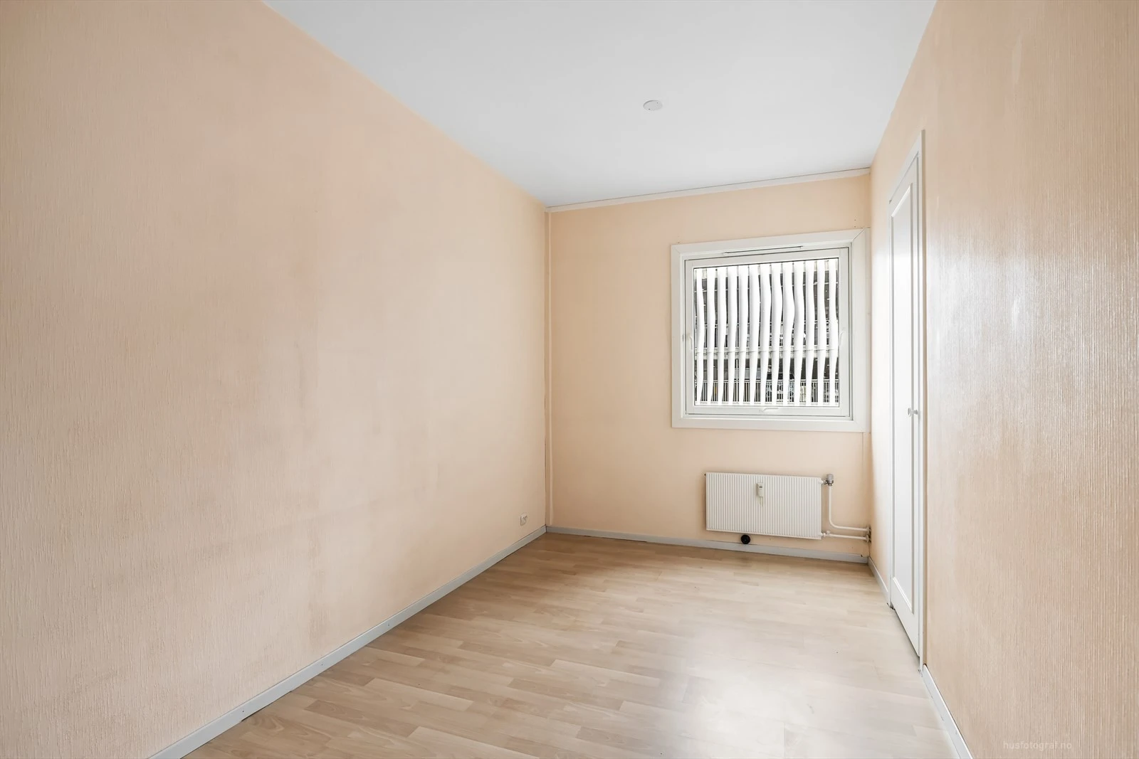 Det er umiddelbar nærhet til nærsenter, dagligvare, buss, barnehage, barneskole og idrettsanlegg.