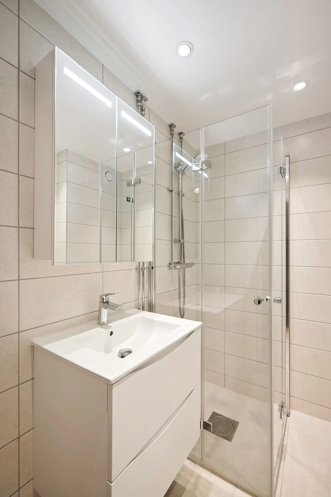 Totalrenovert bad i 2025 med moderne fliser.