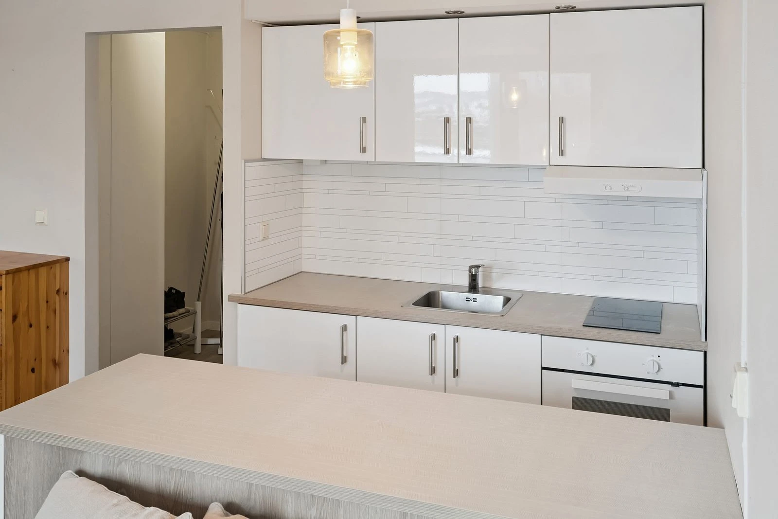 Moderne kjøkken fra Ikea med stilrene slette fronter.