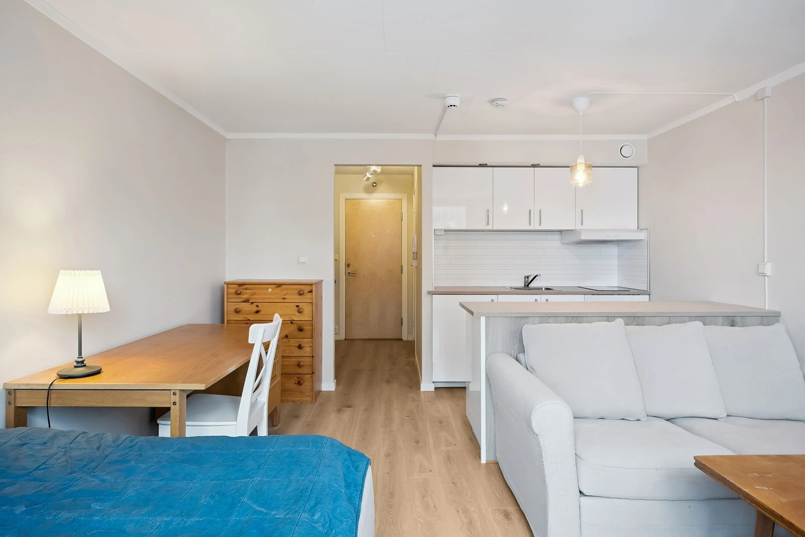 God arbeidsplass og oppbevaringsmuligheter på kjøkkenet.