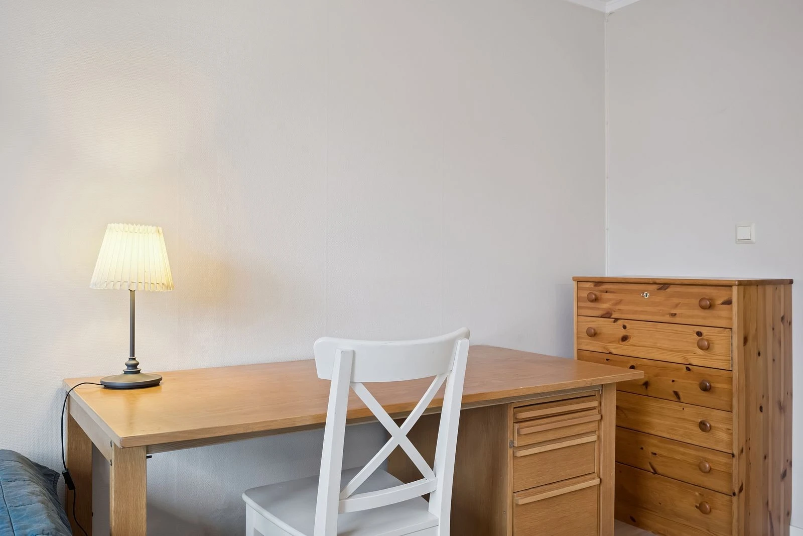 God plass til skrivebord uten å miste romfølelse.