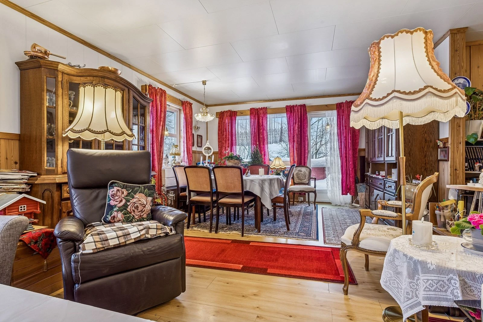 Trivelig stue med plass til både sofa og spisebord.