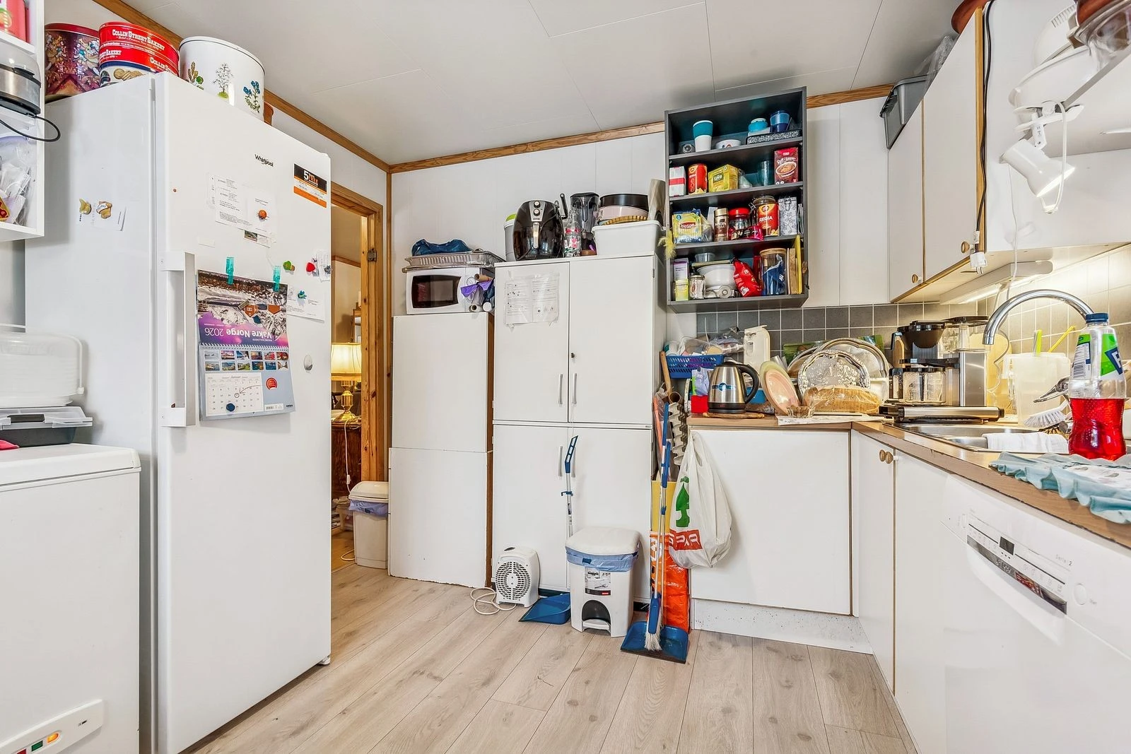 Praktisk kjøkken med rikelig skap- og benkeplass.